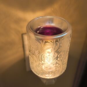 Scentsy Lily Garden Warmer with White & Teal Accents